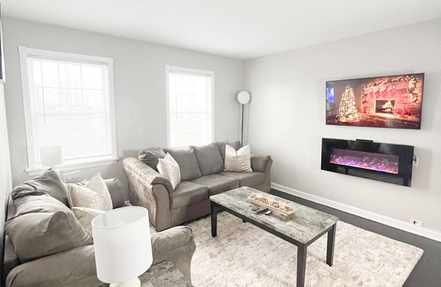 Cozy apartment conveniently located 7 Min away from Cleveland Hopkins Airport!