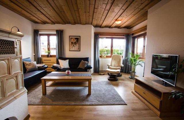 Appartement confortable dans un endroit très calme avec terrasse. Poêle en faïence près de Chiemsee