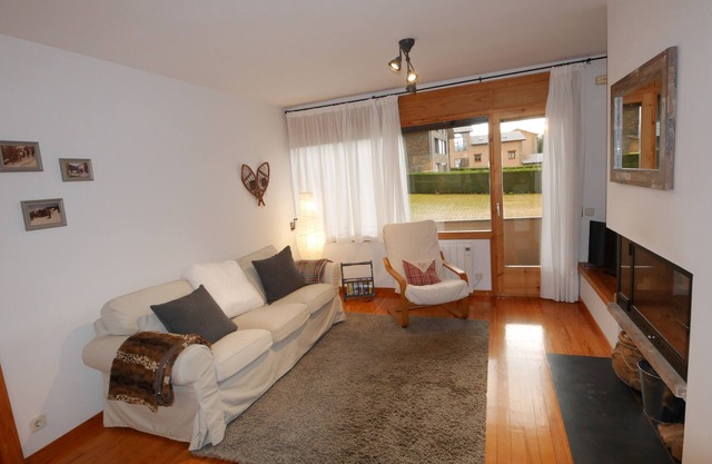 Appartement confortable à Alp avec jardin et parking, à 10 minutes des pistes de ski!