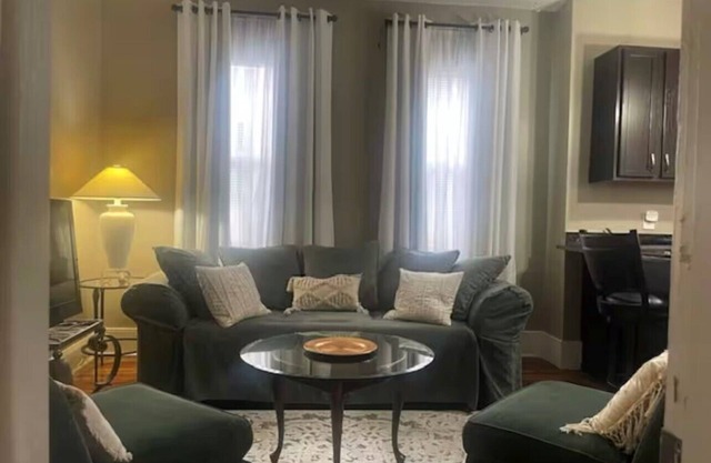 Cozy apartment in charming Mediterranean Spanish Duplex in Historic Hyde Park