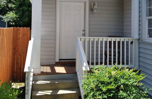 Cozy apartment in downtown revitalization district, close to medical facilities.