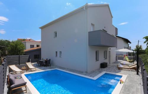 Cozy Apartment In Kastel Kambelovac