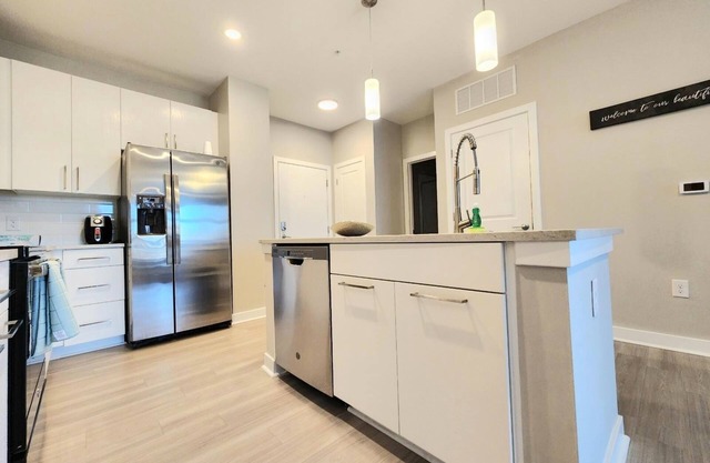 Cozy apartment located near boutiques, bars, restaurants, & major sport stadiums