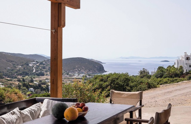Cozy Apartment overlooking Kampos Beach