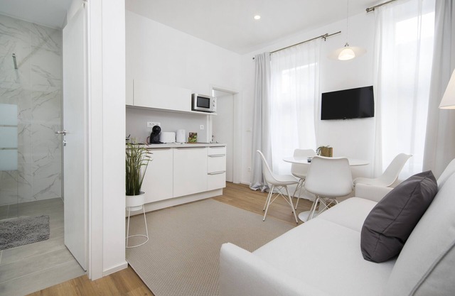 Cozy apartment-Self check in.Ljubljana. 1 MINUTE from Dragon Bridge.