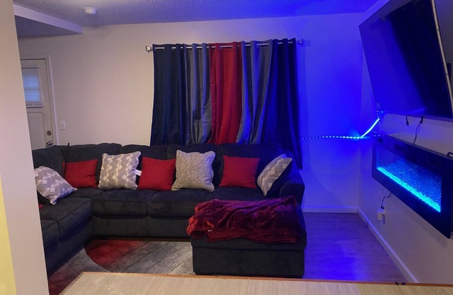 Cozy apartment steps from Christ Hospital, UC and minutes to downtown!