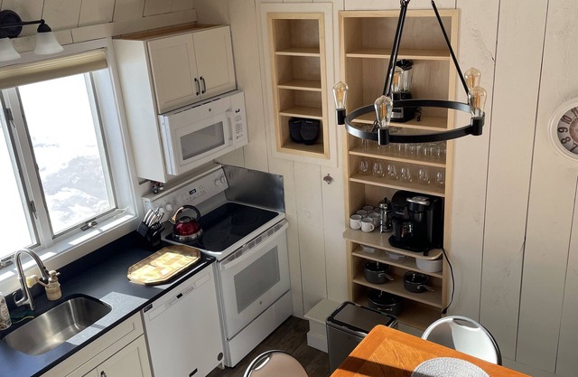 Cozy apt 1 mile from Mt. Snow. New remodel, monthly rental - utilities included!