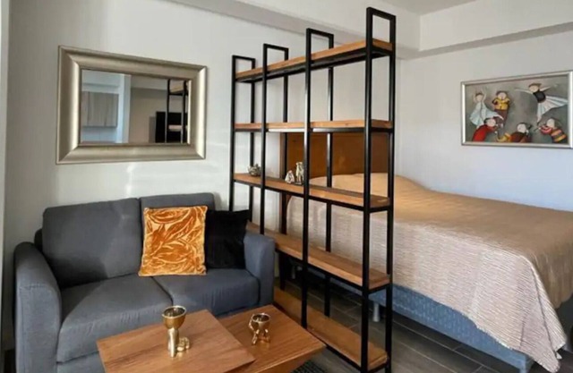 Cozy apt 5 min from airport