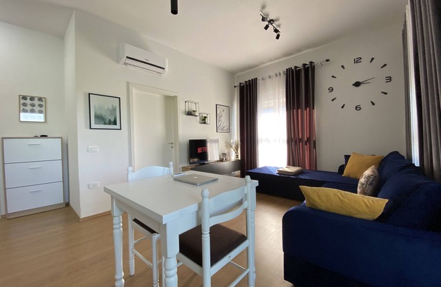 Cozy Apt in Colorful Complex Wifi/Ac/Netflix