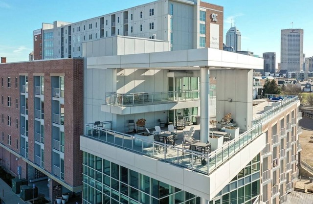 Cozy Apt. With Balcony, Rooftop Pool & Park