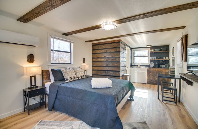 Cozy Arkansas Getaway ~ 4 Mi to Siloam Springs!