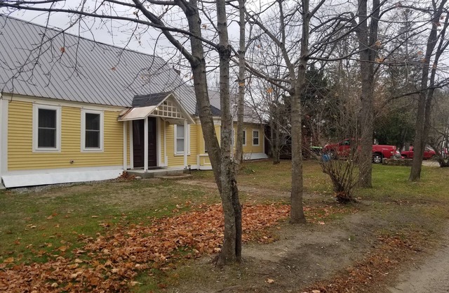 Cozy Ashland apartment near Lakes, Skiing, Hiking, PSU
