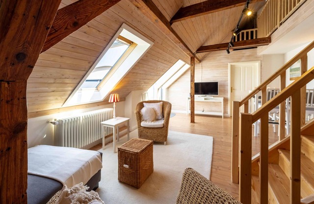 Cozy attic apartment in listed villa with lake view