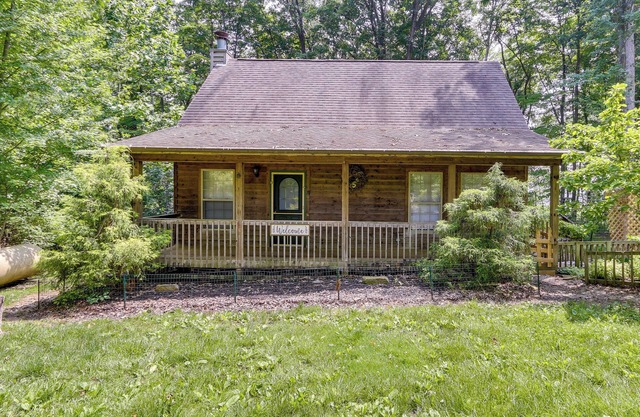 Cozy Bainbridge Retreat w/ Fireplace + Deck!