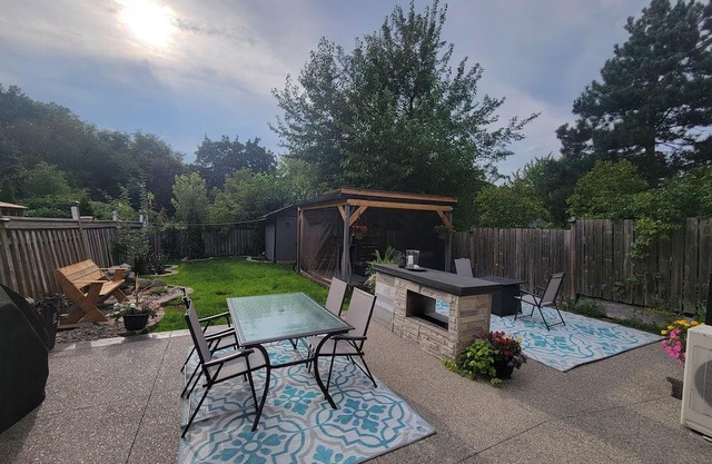 Cozy basement apartment mins from the airport Hwy., Parks, mall and casino