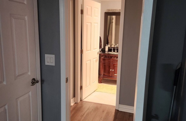 Cozy basement retreat! King bed, huge TV! Family friendly! Snowbirds Welcomed!