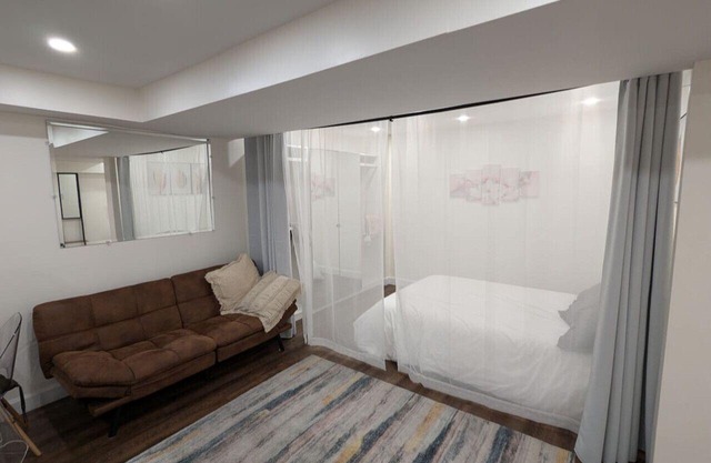 Urban Escape: Charming basement studio in Cote-des-Neiges with parking.