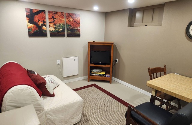 Cozy Basement Suite Near Downtown (Non-Smoking)