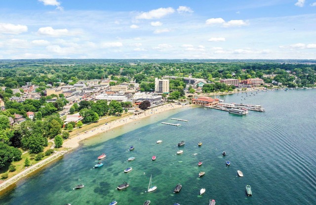 Cozy Bay Getaway - Walk to Beach, Restaurants