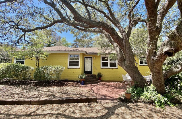 Cozy Beach Bungalow 1 block from the ocean!
