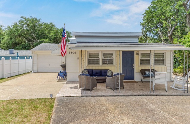 Cozy Beach Cottage - Walking distance to the Beach!!