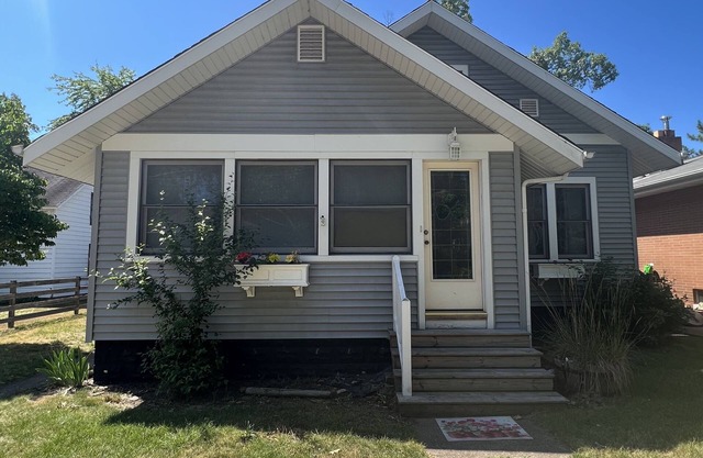 Cozy Beach Cottage….2 min to the Beach!