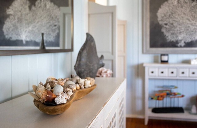 Cozy beach cottage with pool and a minute walk to the beach