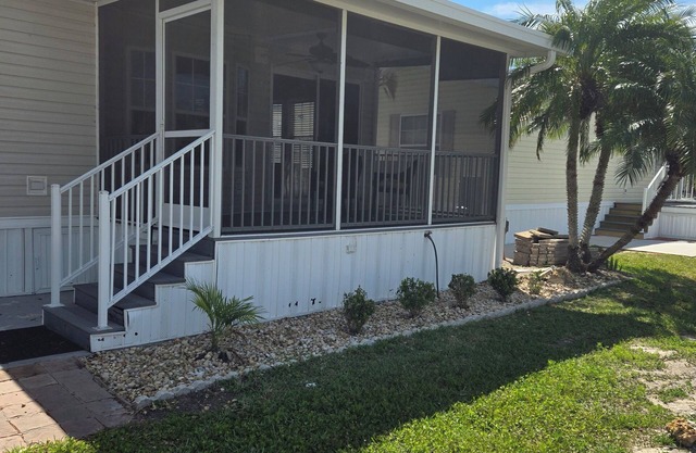 Cozy beach cottage....just a few miles from Ft Myers, Sanibel and Bunche beaches