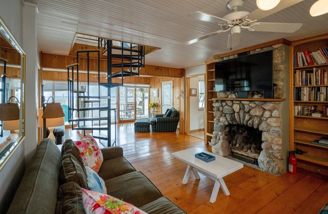 Cozy Beach Cottage w/ Amazing Lake Views, Beach