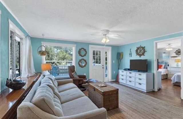 Cozy, beach house! Just step away from world class Manasota Beach!