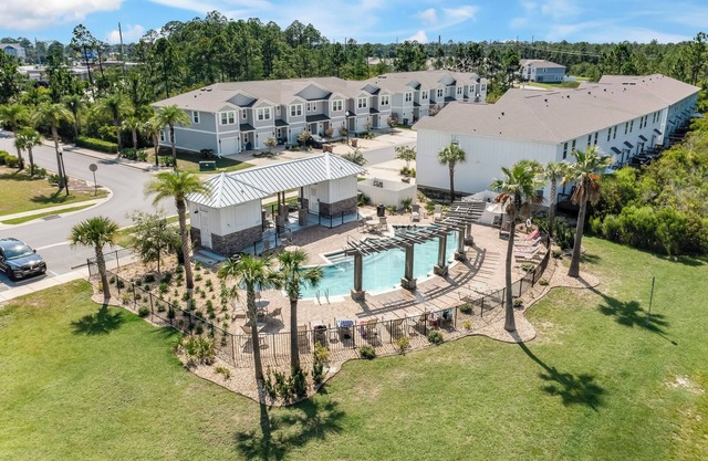 Cozy Beach Retreat! Central Location - Pristine Beaches - Delicious Food