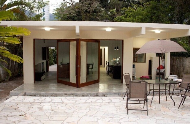 Maison de plage en bord de mer confortable avec piscine, terrasse, barbecue