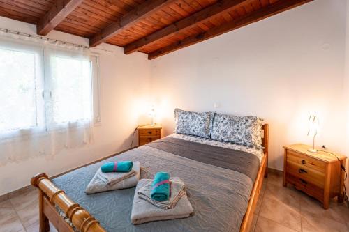 Cozy Beachfront Cottage with Sea Loungers & Outdoor Shower near Eretria