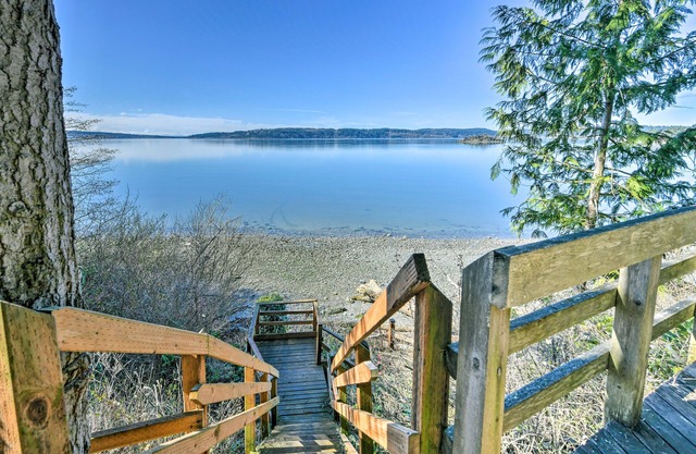 Cozy La Conner Home w / Views & Deck Steps from Bay!