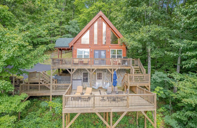 3 BD 3 BA Private Cabin, VIEWS, Expansive Decking, Paved, Pool Table