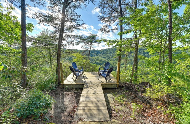 Cozy Beattyville Cabin w/ Fire Pit & Hot Tub