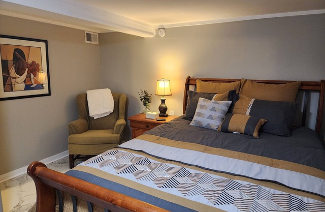 Cozy, beautiful apartment with lots of amenities! 3 miles from downtown fun!