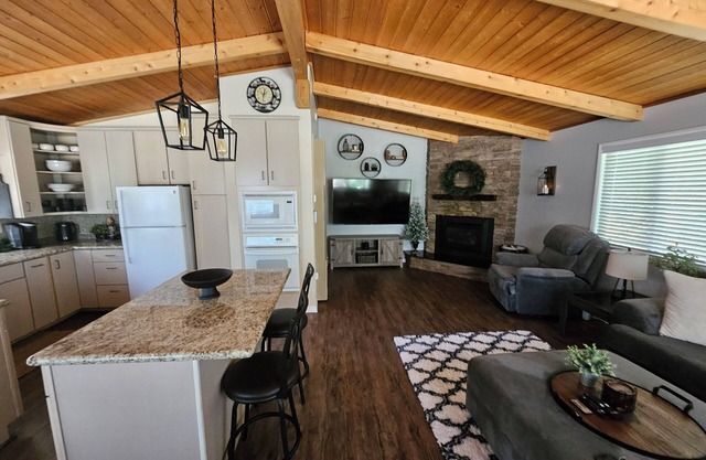 Cozy, beautifully cabin steps away from hiking and minutes from Big Bear lake