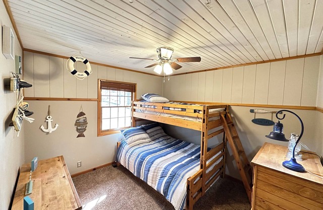 Lovely 3-bedroom lake house in charming Lowell with WiFi and AC
