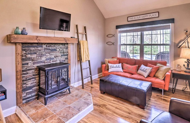 Cozy 'Beaver's Bungalow' - Walk to Lake Anna!