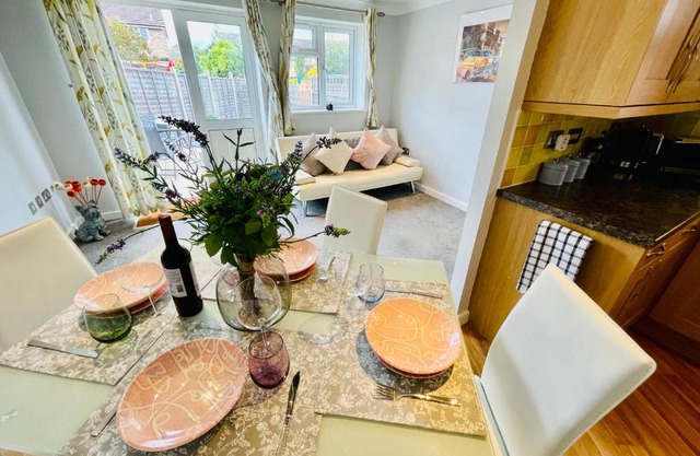 Cozy Bicester Village townhouse with garden