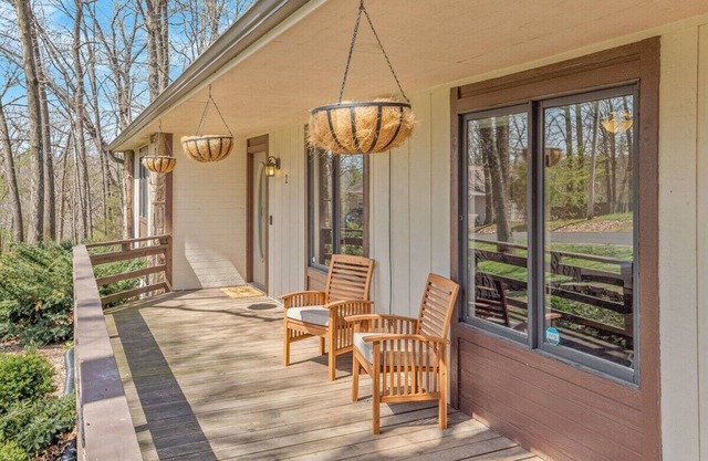 Pet-Friendly, Bella Vista 2BR with Biking Haven
