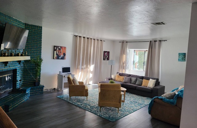 Cozy Blue Ranch home away from home! A bit of ranch & modern