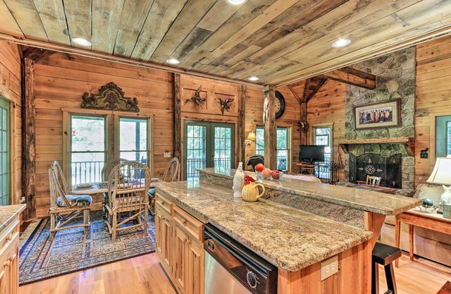 Cozy Brasstown Cabin: Deck, Grill + Kayaks!