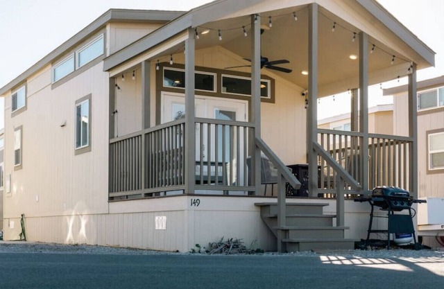 Cozy & Bright Cottage on the Colorado River!