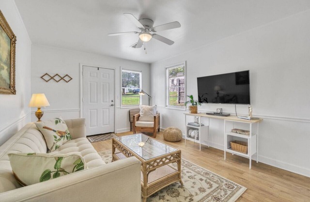 Cozy, Bright Suite w/ King Bed