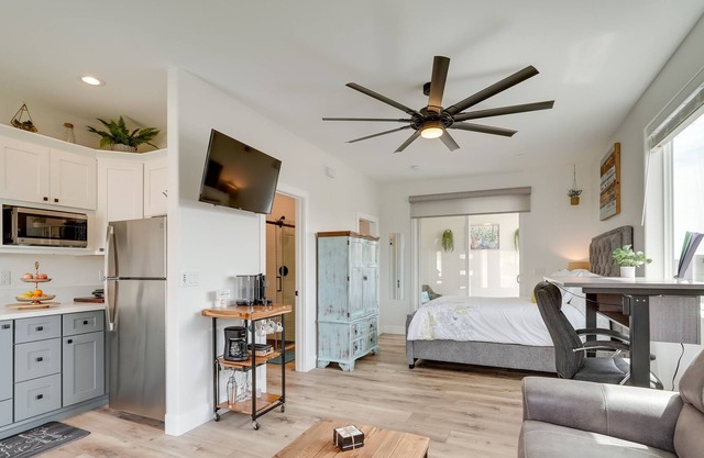 Cozy Bullhead City Studio w/ Patio, 2 Mi to River!