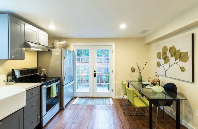 Cozy Bungalow in Beautiful Neighborhood
