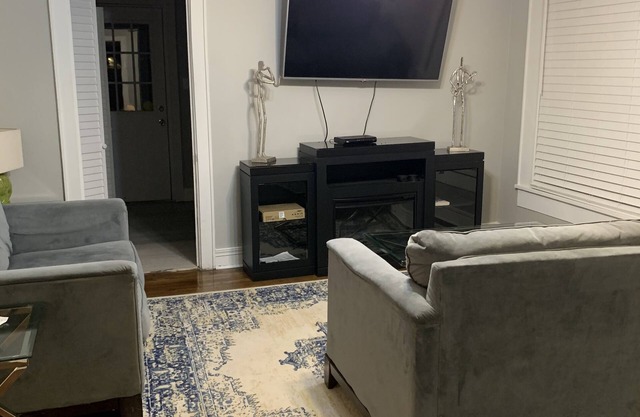 Cozy, bungalow in downtown Minden.