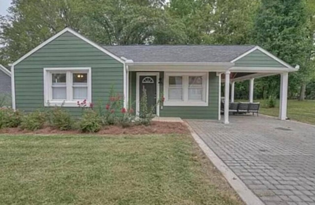 Cozy bungalow in the heart of Murfreesboro. Pet friendly.